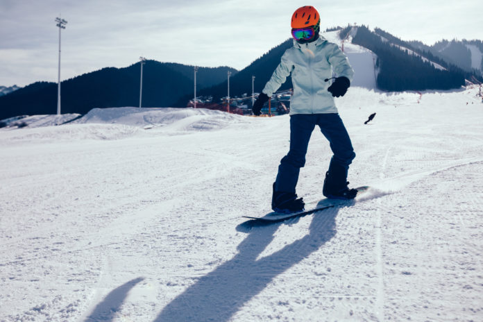 Człowiek zjeżdżający na snowboardzie