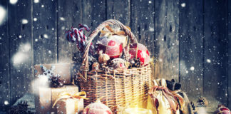 Niezobowiązujący upominek? Oto kilka pomysłów na drobne prezenty Świąteczny kosz z prezentami drobne upominki