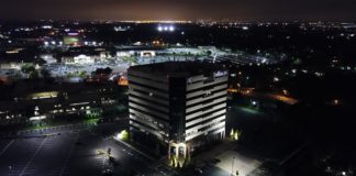 Parking kryty przy lotnisku kontra oferta obiektów pod chmurką budynek biurowy nocą