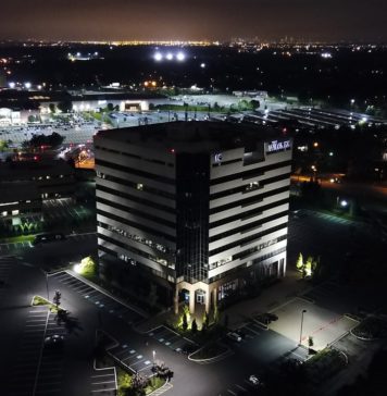 Parking kryty przy lotnisku kontra oferta obiektów pod chmurką budynek biurowy nocą
