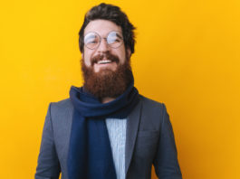 Elegancki hipster w zimowym szaliku