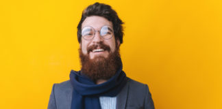 Ciepło, ale schludnie. Praktyczne porady stylistyczne dla mężczyzn na zimę Elegancki hipster w zimowym szaliku