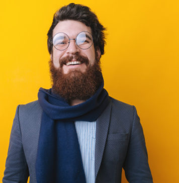 Ciepło, ale schludnie. Praktyczne porady stylistyczne dla mężczyzn na zimę Elegancki hipster w zimowym szaliku