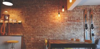 Hokery do wnętrza. Jak wybrać idealne wysokie stołki barowe? Hokery we wnętrzu loftowym