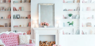 Jak urządzić salon ze smakiem? 3 sposoby na eleganckie wnętrze w stylu francuskim Salon francuski z jasnymi wnętrzami