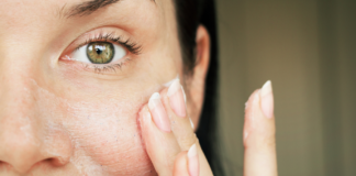 Preparaty do oczyszczania twarzy kobieta myjąca twarz żelem do mycia twarzy