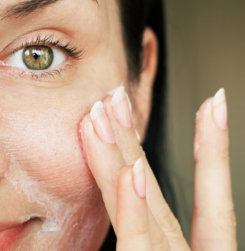 Preparaty do oczyszczania twarzy kobieta myjąca twarz żelem do mycia twarzy