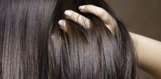 Najnowocześniejsza metoda przeszczepu włosów dostępna w Polsce kobieta przeczesująca palcami włosy na tyle głowy