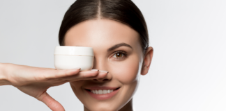 Piękna, młoda i jędrna cera – jak to osiągnąć? Kobieta przykładająca krem do twarzy