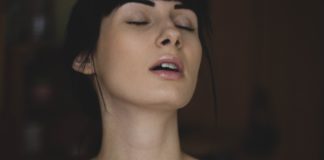 Wibrator Lush – dawaj przyjemność na odległość! Kobieta z przymnkniętymi oczami i rozchylonymi ustami