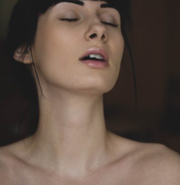 Wibrator Lush – dawaj przyjemność na odległość! Kobieta z przymnkniętymi oczami i rozchylonymi ustami