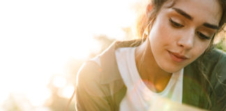 Najważniejsze premiery książkowe w 2020 roku dziewczyna czytająca książkę na trawie