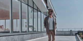 Chinosy męskie, czyli eleganckie spodnie bez kantu Elegancki mężczyzna w spodniach bez kantów