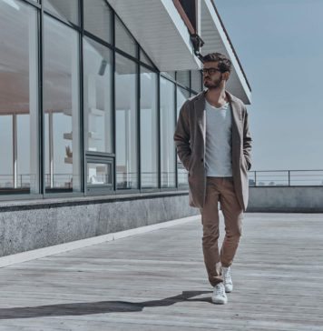 Chinosy męskie, czyli eleganckie spodnie bez kantu Elegancki mężczyzna w spodniach bez kantów