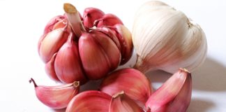 Domowe sposoby w walce z przeziębieniem ząbki czosnku dwie główki czosnku