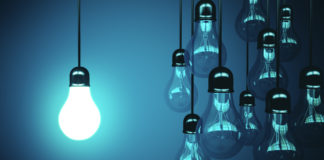 Jak skutecznie oszczędzać energię i pieniądze bez zbytnich wyrzeczeń? Podpowiadamy! świecąca się żarówka obok zgaszonych żarówek