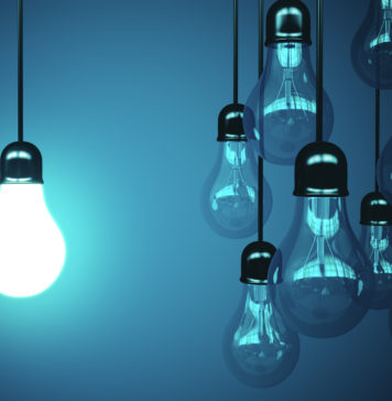 Jak skutecznie oszczędzać energię i pieniądze bez zbytnich wyrzeczeń? Podpowiadamy! świecąca się żarówka obok zgaszonych żarówek