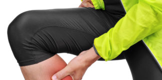 Jakim chorobom może towarzyszyć ból mięśni? sportowiec z bolącą łydką