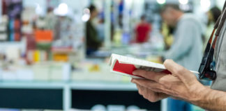 Jak działa usługa Allegro Smart? człowiek przeglądający książkę