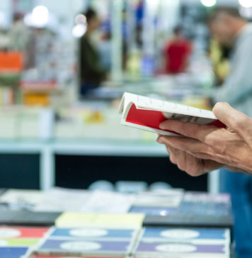 Jak działa usługa Allegro Smart? człowiek przeglądający książkę