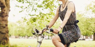 Jak wybrać odpowiedni rower miejski? Sprawdź! dziewczyna na rowerze miejskim