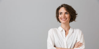 Trendy modowe na wiosnę 2020. Co powinno zagościć w Twojej szafie? kobieta w białej koszuli i jeansach