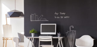 Jak pomalować ścianę, aby dało się później rysować po niej kredą? farba tablicowa w biurze domowym