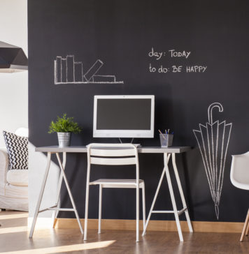 Jak pomalować ścianę, aby dało się później rysować po niej kredą? farba tablicowa w biurze domowym