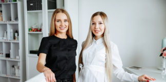 Najmodniejsze fartuchy kosmetyczne tej wiosny gabinet kosmetyczny dwie kobiety w białym i czarnym fartuchu