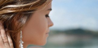 Kolczyki ręcznie robione – jakie wybrać? kobieta z eleganckim ręcznie robionym kolczykiem na uchu