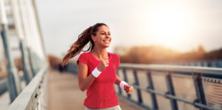 Działaj na maxa…wzmacniaj swoją odporność! młoda dziewczyna biegająca na zewnątrz