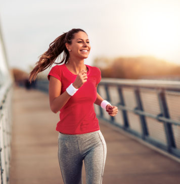 Działaj na maxa…wzmacniaj swoją odporność! młoda dziewczyna biegająca na zewnątrz