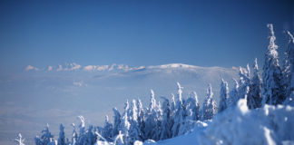 Jakie kurorty narciarskie królują w polskich górach? Pilsko i Tatry widziane z beskidu śląskiego