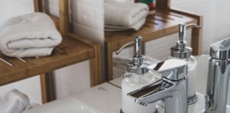Oczyszczanie twarzy – jak zrobić to dobrze i sprawnie – przewodnik codzienny umywalka łazienkowa