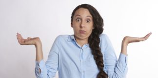 Śmiech to zdrowie – odkryj świat stand upów! dziewczyna rozkładająca ręce w geście bezradności