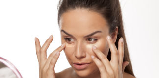 Czy warto zainwestować w bazę pod makijaż? kobieta nakładająca bazę pod makijaż