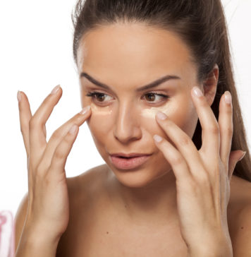 Czy warto zainwestować w bazę pod makijaż? kobieta nakładająca bazę pod makijaż