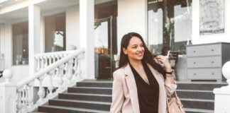 Wiosenne propozycje modowe dla kobiet z rozmiarem plus size. Podkreśl swoje atuty! modelka plus size w jasnej stylizacji