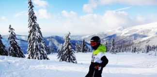 Chcesz nauczyć się jazdy na nartach? O tych wskazówkach musisz pamiętać narciarz w stroju narciarskim na stoku