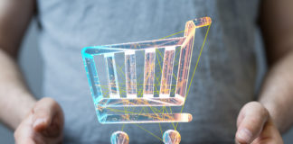 Czym jest rękojmia i kiedy, jako konsumenci, mamy prawo z niej skorzystać? wizualizacja wózka sklepowego nad tabletem