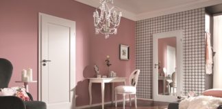 Drzwi do sypialni w stylu glamour sypialnia z lustrem