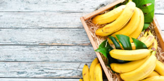 Odwieczny problem z bananami – w jakich warunkach przechowywać te owoce? banany w drewnianej skrzynce
