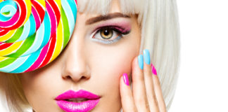 Manicure niejedno ma oblicze, czyli różne sposoby na piękne paznokcie dziewczyna z kolorowym lizakiem w kolorowym makijażu z kolorowymi paznokciami