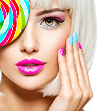 Manicure niejedno ma oblicze, czyli różne sposoby na piękne paznokcie dziewczyna z kolorowym lizakiem w kolorowym makijażu z kolorowymi paznokciami