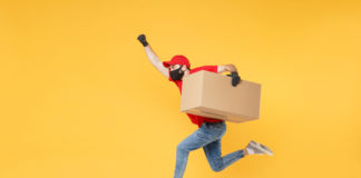 Kurier – najlepsza, najszybsza i najtańsza forma przewozu paczek skaczący kurier z paczką w maseczce i rękawiczkach