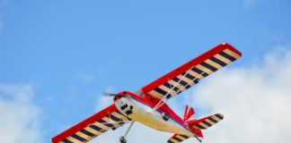 Wspaniałe hobby dla nielicznych – model samolotu RC lecący w powietrzu model samolotu na tle nieba