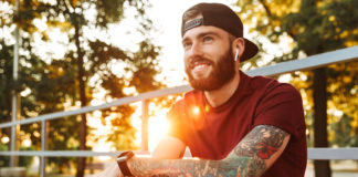 Kim są yuppies i yummies oraz jak w stosunku do nich zmienia się rynek marek ekskluzywnych? młody mężczyzna z tatuażami na rampie skate parku