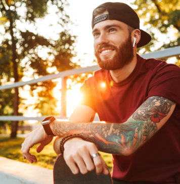 Kim są yuppies i yummies oraz jak w stosunku do nich zmienia się rynek marek ekskluzywnych? młody mężczyzna z tatuażami na rampie skate parku