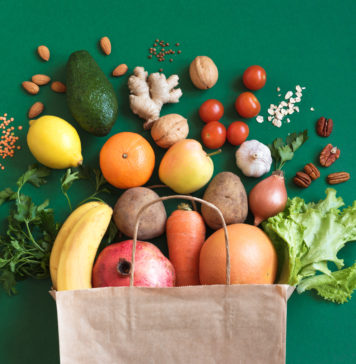 Jeszcze dobre czy już do wyrzucenia – czyli jak ocenić czy żywność jest zepsuta papierowa torba z warzywami i owocami
