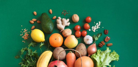 papierowa torba z warzywami i owocami